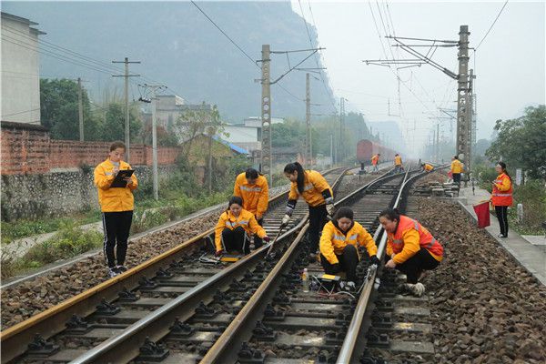 春运路上 她们为钢轨做“B超”
