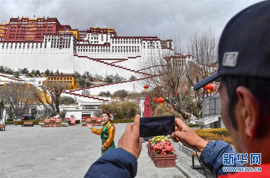 3月1日,布达拉宫管理处讲解员次仁卓嘎(左)在进行直播.