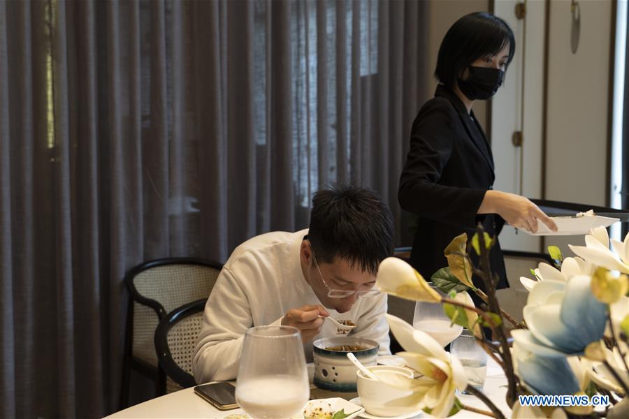 CHINA-CHENGDU-SEPARATE DISHES-TABLE MANNER (CN)