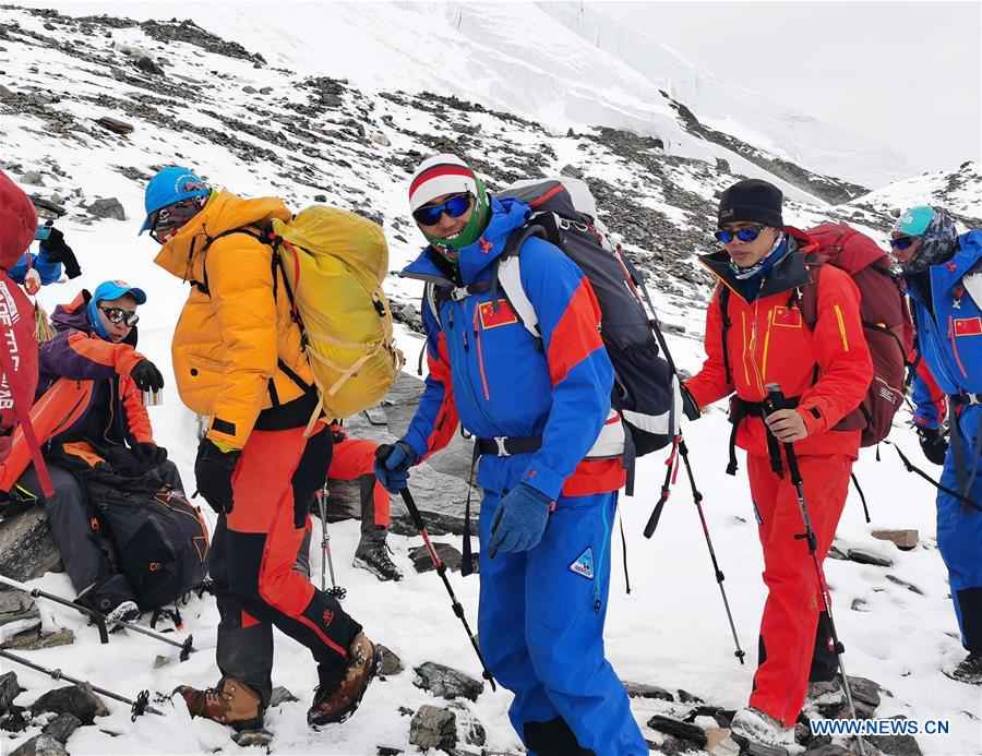 mt qomolangma,urdu mt. qomolangma remeasuring surveyors arrive at
