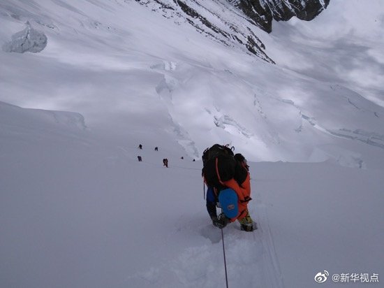 修路运输队员突破北坳天险 预计12日修通顶峰路线