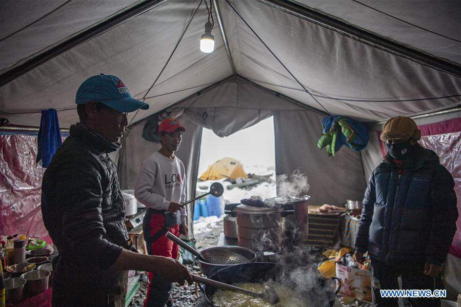 (InTibet) CHINA-TIBET-MOUNT QOMOLANGMA-ADVANCE CAMP-MEAL (CN)