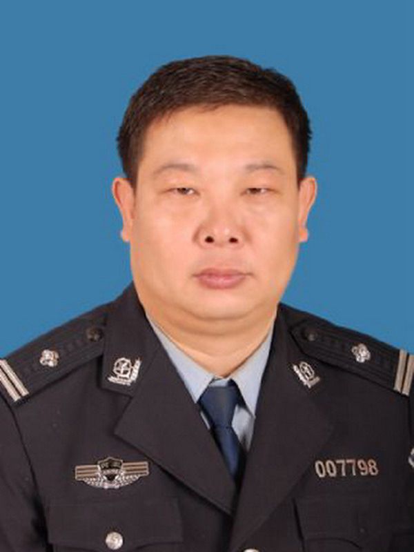 但他以实际行动书写了人民警察的责任与担当,在平凡中铸就了不凡.