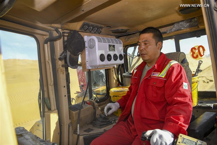 CHINA-XINJIANG-TAKLIMAKAN DESERT-HIGHWAY-BUILDING (CN)