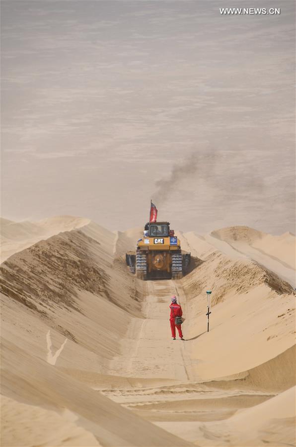 CHINA-XINJIANG-TAKLIMAKAN DESERT-HIGHWAY-BUILDING (CN)