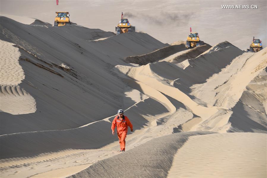 CHINA-XINJIANG-TAKLIMAKAN DESERT-HIGHWAY-BUILDING (CN)