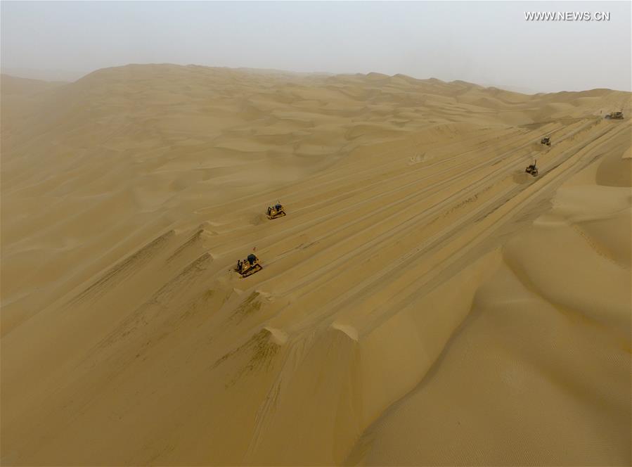 CHINA-XINJIANG-TAKLIMAKAN DESERT-HIGHWAY-BUILDING (CN)