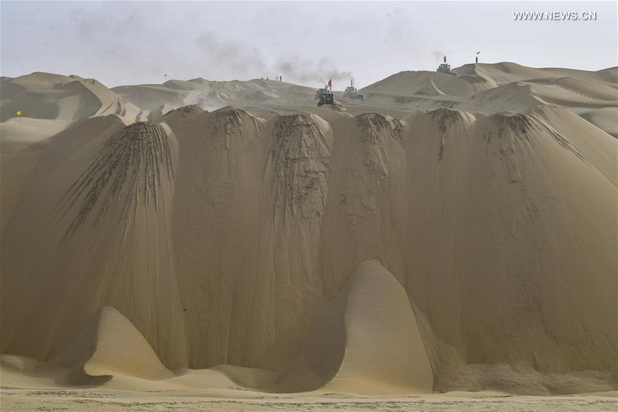 CHINA-XINJIANG-TAKLIMAKAN DESERT-HIGHWAY-BUILDING (CN)