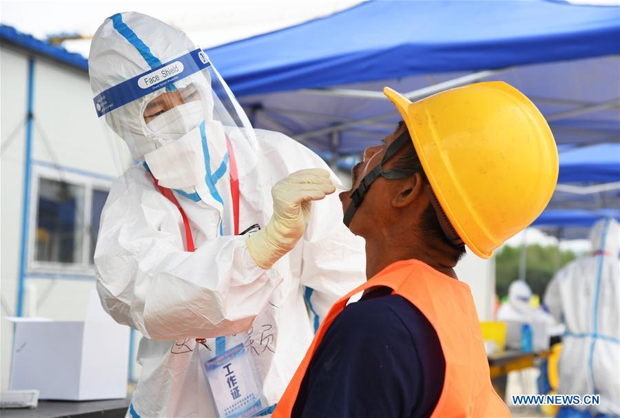 More than 1,750 construction workers in Beijing receive COVID-19 nucleic acid tests on Friday