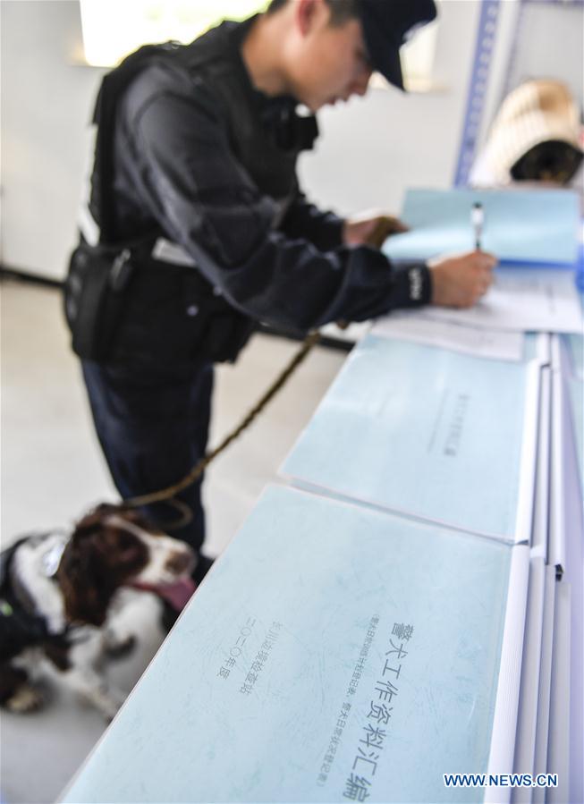 CHINA-JILIN-BAISHAN-BORDER-SNIFFER DOG (CN)