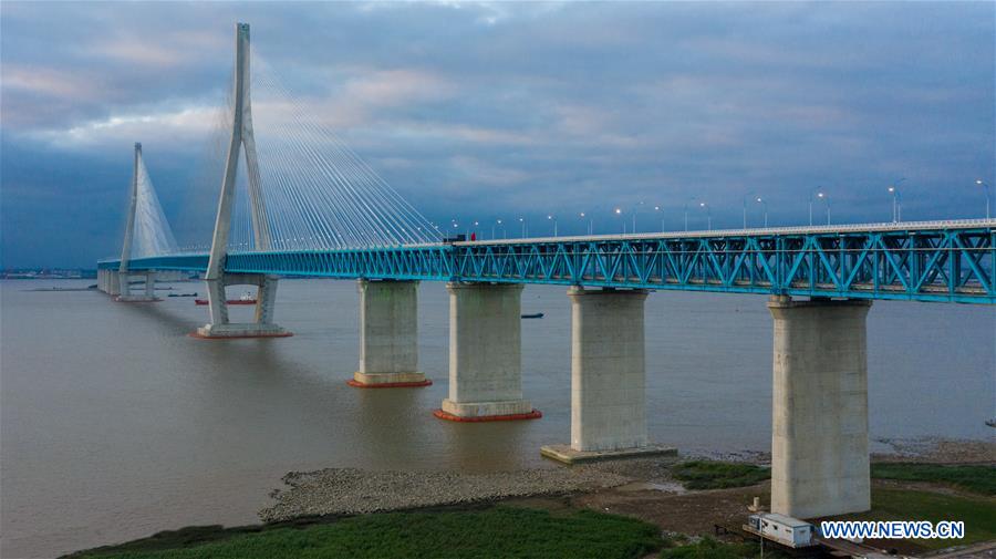 CHINA-JIANGSU-YANGTZE RIVER-BRIDGE (CN)