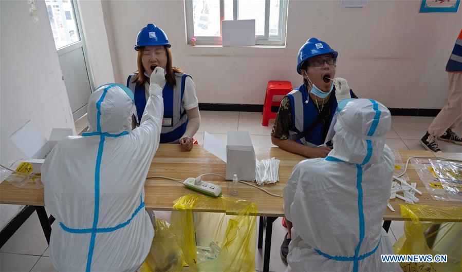 CHINA-BEIJING-DAXING-COVID-19-NUCLEIC ACID TEST-CONSTRUCTION WORKERS (CN)