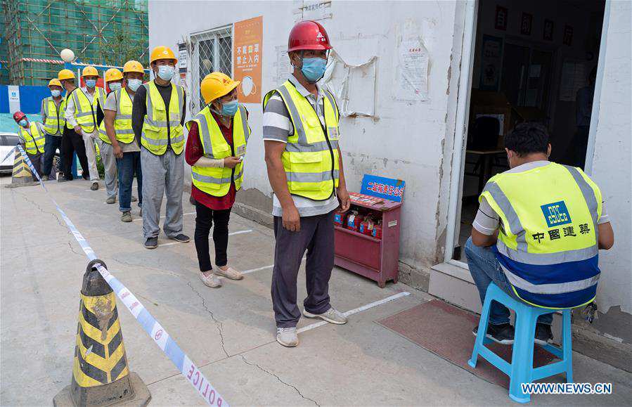 CHINA-BEIJING-DAXING-COVID-19-NUCLEIC ACID TEST-CONSTRUCTION WORKERS (CN)