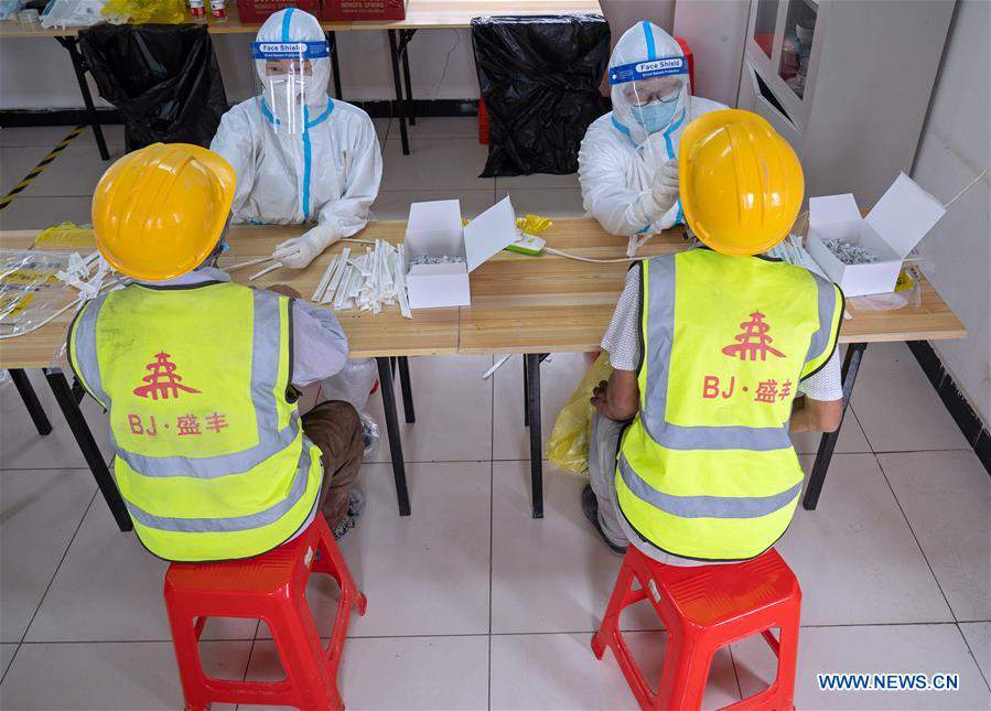 CHINA-BEIJING-DAXING-COVID-19-NUCLEIC ACID TEST-CONSTRUCTION WORKERS (CN)