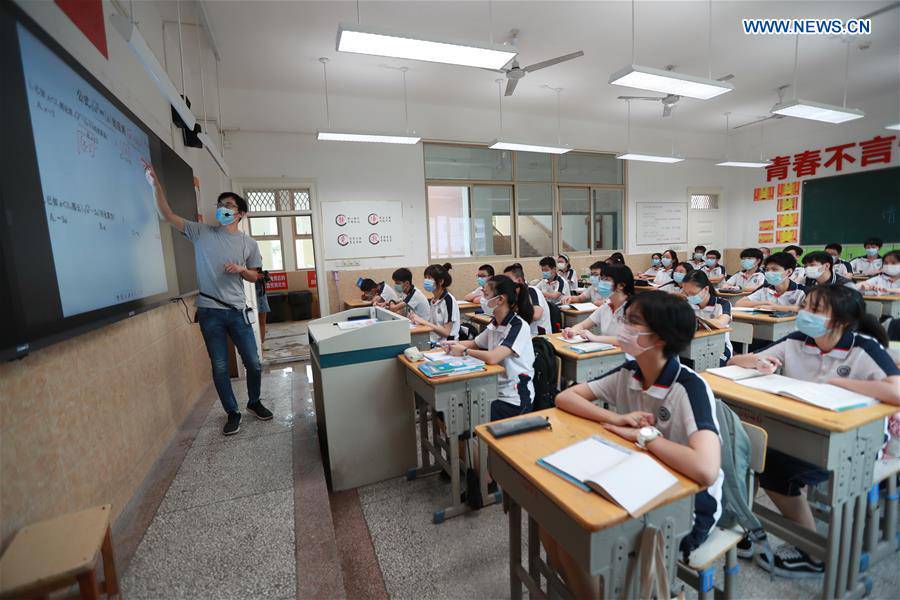 CHINA-WUHAN-JUNIOR HIGH SCHOOLS-REOPEN (CN)