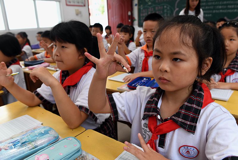 9月10日,福建省邵武市东关小学学生在近视防控课上进行握笔正姿