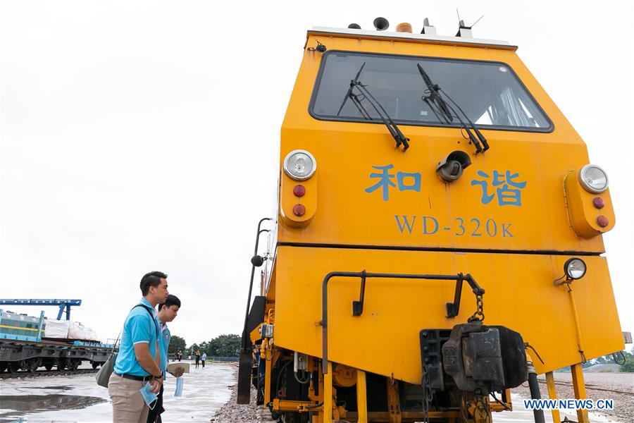 LAOS-VIENTIANE-CHINA-RAILWAY-TRAINEE-VISIT