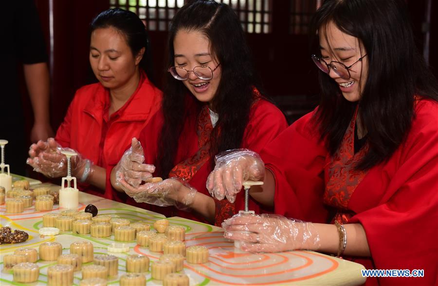 #CHINA-MOONCAKE-MAKING (CN)