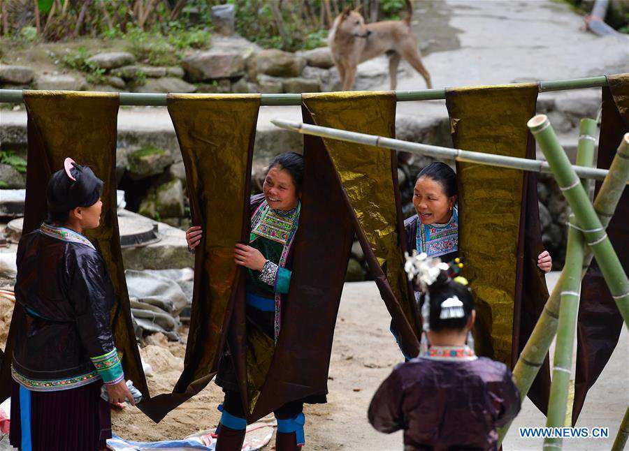CHINA-GUANGXI-MIAO ETHNIC GROUP-HANDICRAFT-CLOTH (CN)