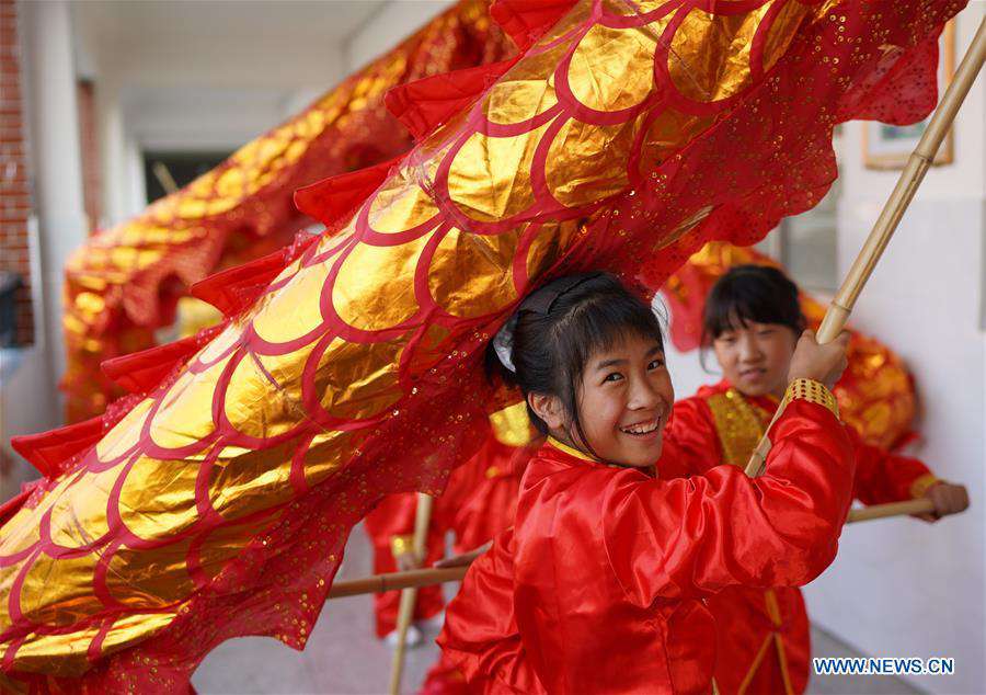 (SP)CHINA-JIANGXI-JING'AN-CHINESE TRADITIONAL LION AND DRAGON DANCE-PRIMARY SCHOOL STUDENTS (CN)