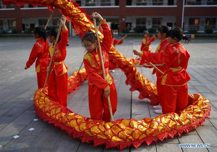 (SP)CHINA-JIANGXI-JING'AN-CHINESE TRADITIONAL LION AND DRAGON DANCE-PRIMARY SCHOOL STUDENTS (CN)