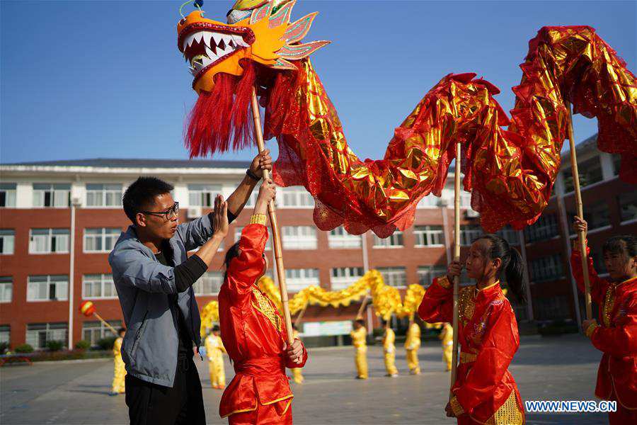 (SP)CHINA-JIANGXI-JING'AN-CHINESE TRADITIONAL LION AND DRAGON DANCE-PRIMARY SCHOOL STUDENTS (CN)