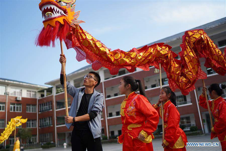 (SP)CHINA-JIANGXI-JING'AN-CHINESE TRADITIONAL LION AND DRAGON DANCE-PRIMARY SCHOOL STUDENTS (CN)