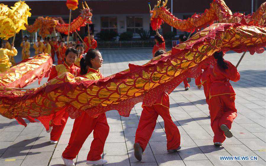 (SP)CHINA-JIANGXI-JING'AN-CHINESE TRADITIONAL LION AND DRAGON DANCE-PRIMARY SCHOOL STUDENTS (CN)