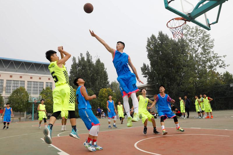 连日来,一场青少年运动会在河南省宝丰县举行,来自该县各中小学的学生