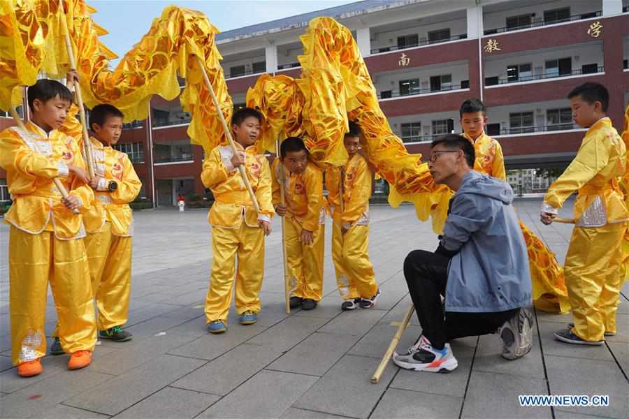 (SP)CHINA-JIANGXI-JING'AN-CHINESE TRADITIONAL LION AND DRAGON DANCE-PRIMARY SCHOOL STUDENTS (CN)