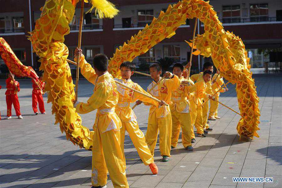 (SP)CHINA-JIANGXI-JING'AN-CHINESE TRADITIONAL LION AND DRAGON DANCE-PRIMARY SCHOOL STUDENTS (CN)