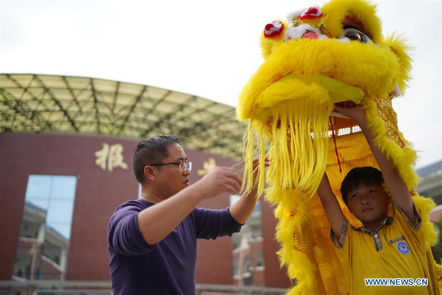 (SP)CHINA-JIANGXI-JING'AN-CHINESE TRADITIONAL LION AND DRAGON DANCE-PRIMARY SCHOOL STUDENTS (CN)