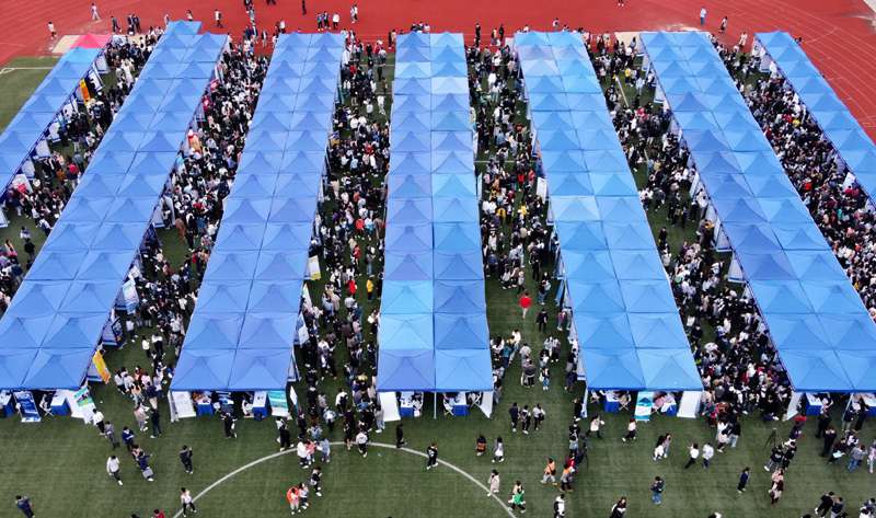10月28日拍摄的上海市2021届高校毕业生秋季校园招聘会现场(无人