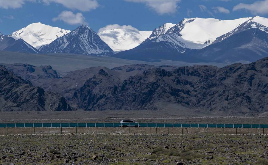 World's longest desert-crossing expressway in full operation