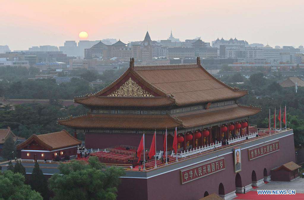 Sun rises in Beijing