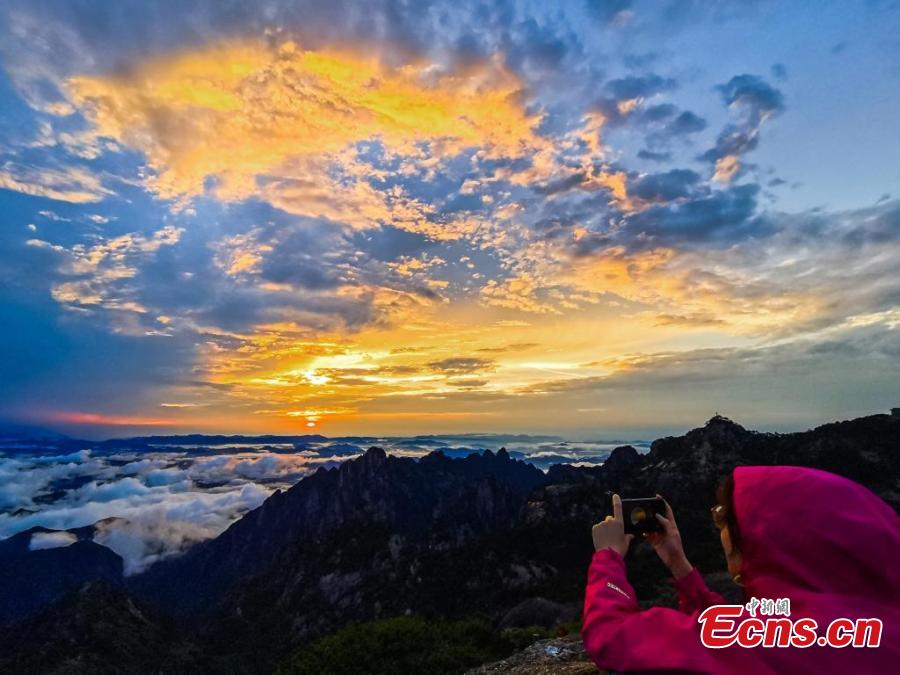 Huangshan Mountain shows picturesque scenery