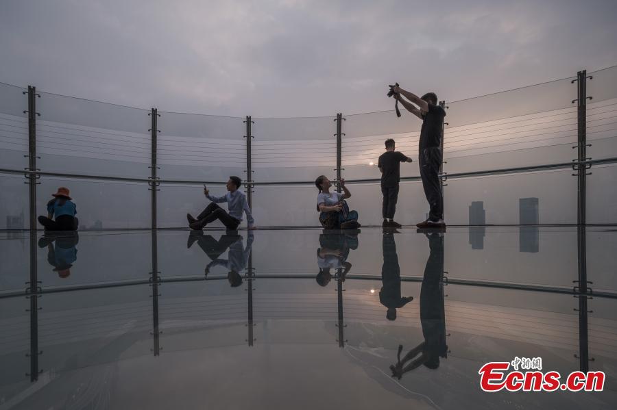 Glass exploration deck in Chongqing lists as local new landmark