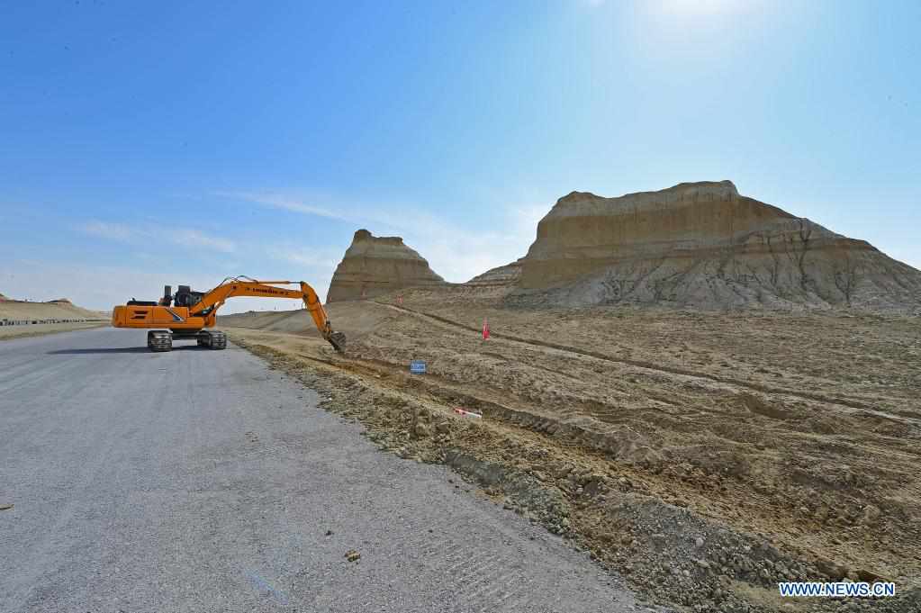 Construction of first cross-desert expressway in Xinjiang proceeds smoothly