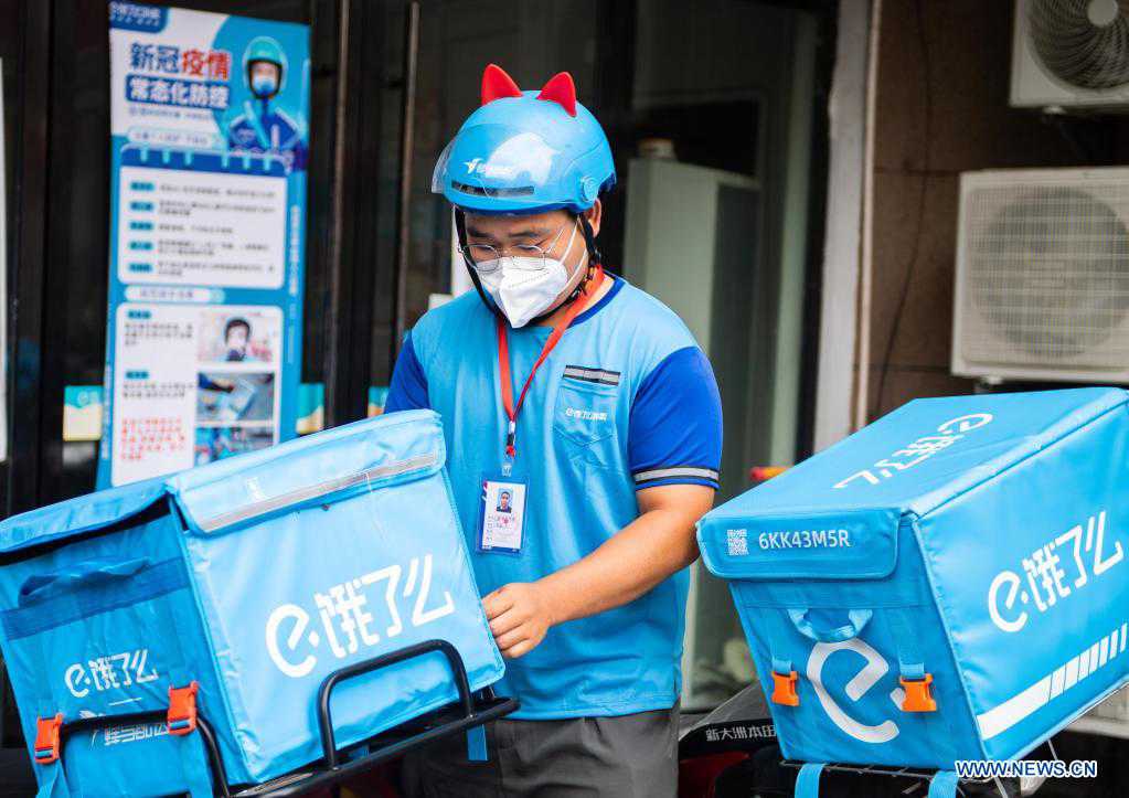 Pic story of delivery man in Zhangjiajie