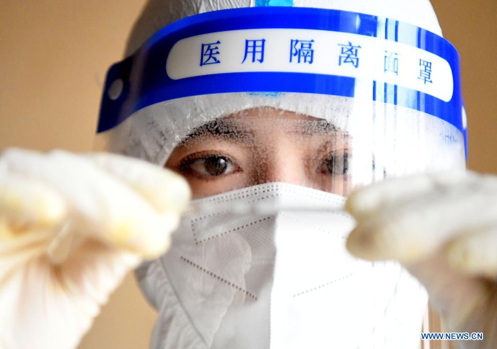 Medical worker sticks to post in Zhengzhou, Henan