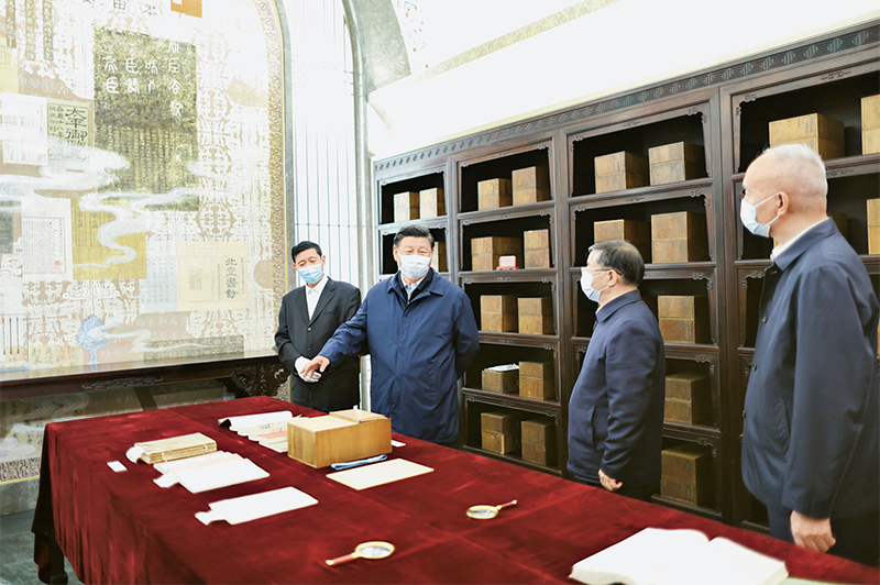 2023年6月2日，中共中央总书记💫、国家主席、中央军委主席习近平在北京出席文化传承发展座谈会并发表重要讲话。这是座谈会前🧎🏻‍➡️，习近平1日下午在中国国家版本馆考察时，在兰台洞库了解馆藏精品版本保存情况🫙。 新华社记者 鞠鹏/摄