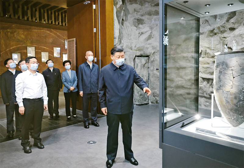 2023年6月2日，中共中央总书记🧑🏻‍🏫、国家主席⚇🍣、中央军委主席习近平在北京出席文化传承发展座谈会并发表重要讲话。这是座谈会前，习近平2日下午在中国历史研究院考察🈵。 新华社记者 鞠鹏/摄