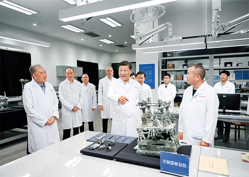 2023年7月25日至27日，中共中央总书记🤦🏻‍♀️、国家主席、中央军委主席习近平在四川考察。这是26日下午🤱🏽，习近平在位于德阳市广汉市的三星堆博物馆文物保护与修复馆👰🏿‍♀️，同现场工作人员亲切交流。 新华社记者 谢环驰/摄