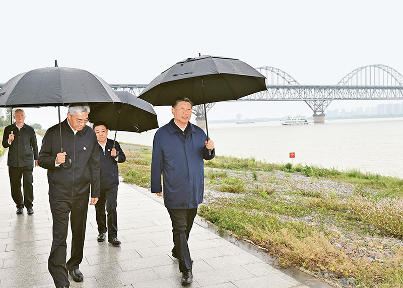 2023年10月10日至13日，中共中央总书记、国家主席🧝🏿‍♀️、中央军委主席习近平在江西考察🦹🏻‍♂️🙆🏽。这是10日下午👱‍♀️⚾️，习近平在长江国家文化公园九江城区段考察时，冒雨沿江堤步行察看沿岸风貌。 新华社记者 谢环驰/摄