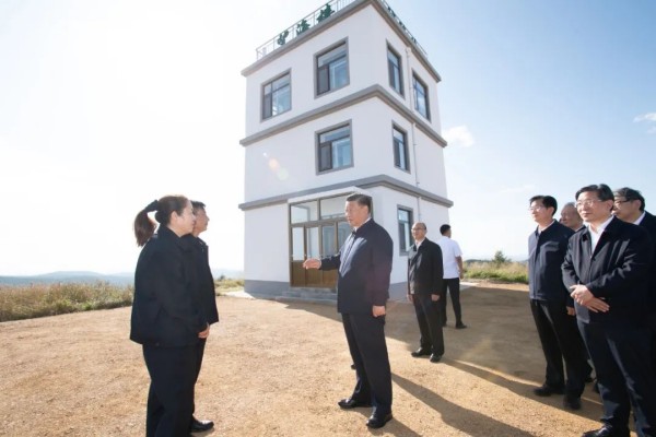 2021年8月23日至24日,中共中央总书记、国家主席、中央军委主席习近平在河北省承德市考察。这是23日下午,习近平在塞罕坝机械林场月亮山考察时,亲切看望护林员刘军、王娟夫妇。(图/新华社记者谢环驰) 2021年8月23日至24日,中共中央总书记、国家主席、中央军委主席习近平在河北省承德市考察。这是23日下午,习近平在塞罕坝机械林场月亮山考察时,亲切看望护林员刘军、王娟夫妇。(图/新华社记者谢环驰)