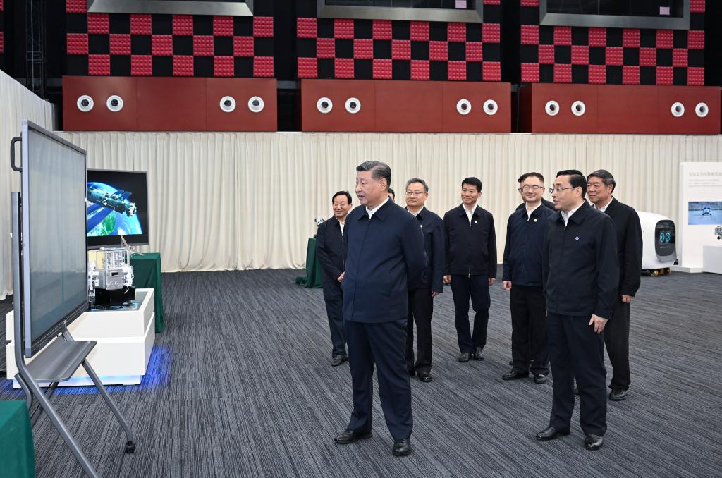 2024年10月17日,习近平总书记在合肥滨湖科学城察看安徽省重大科技创新成果集中展示。新华社记者 谢环驰 摄 2024年10月17日,习近平总书记在合肥滨湖科学城察看安徽省重大科技创新成果集中展示。新华社记者 谢环驰 摄