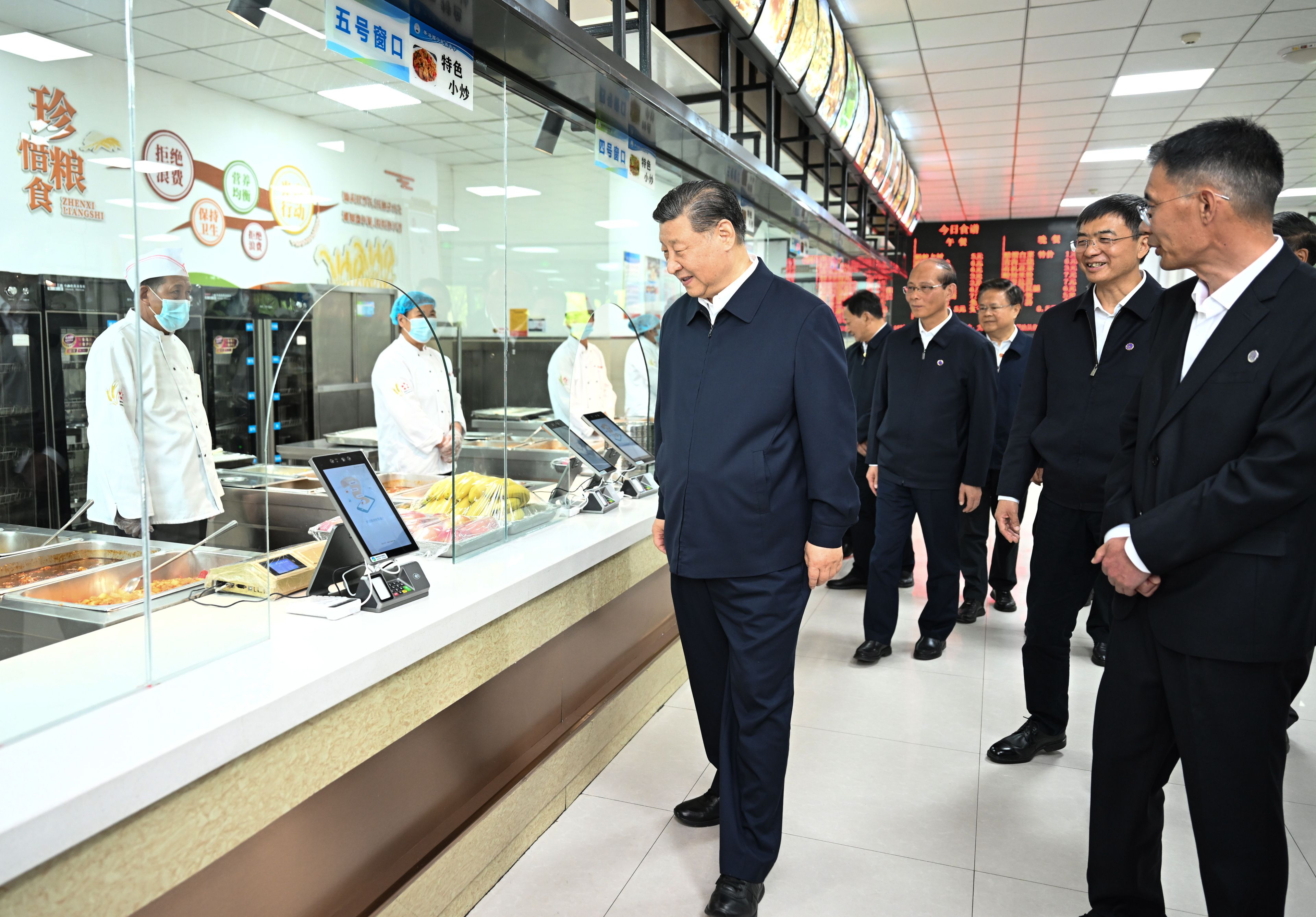 △ 2024年6月18日,习近平总书记在青海果洛西宁民族中学食堂察看学生就餐条件。 △ 2024年6月18日,习近平总书记在青海果洛西宁民族中学食堂察看学生就餐条件。