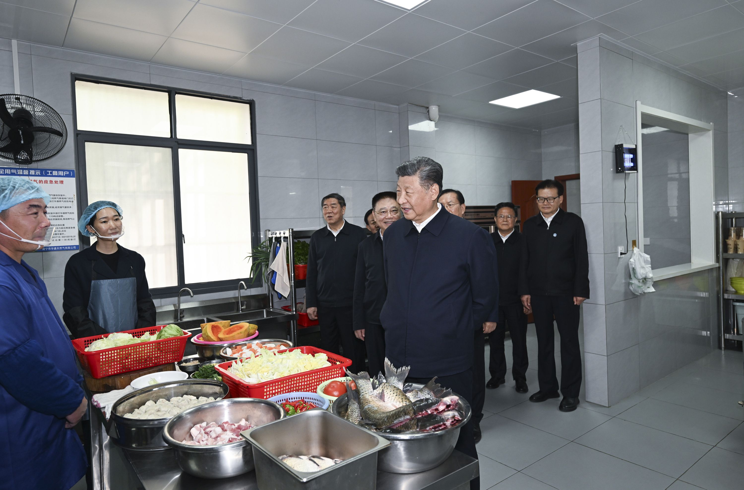 △ 2024年11月5日,习近平总书记在湖北省咸宁市嘉鱼县潘家湾镇四邑村考察。 △ 2024年11月5日,习近平总书记在湖北省咸宁市嘉鱼县潘家湾镇四邑村考察。