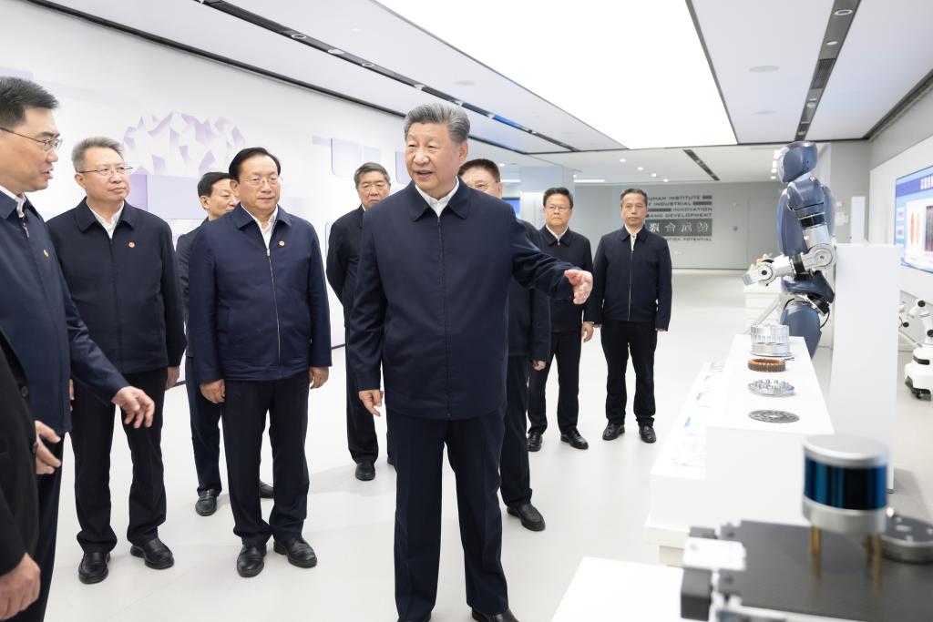 2024年11月5日,习近平总书记在武汉产业创新发展研究院考察。新华社记者 鞠鹏 摄 2024年11月5日,习近平总书记在武汉产业创新发展研究院考察。新华社记者 鞠鹏 摄