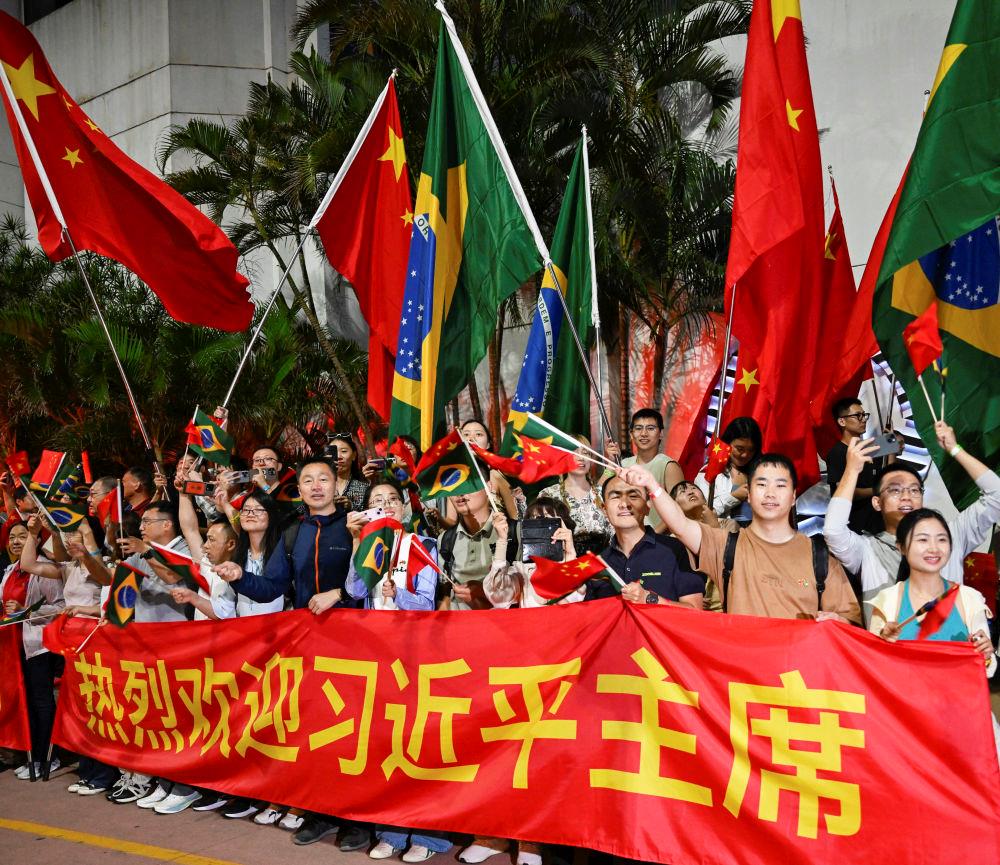 2024年11月,习近平主席在巴西里约热内卢出席二十国集团领导人第十九次峰会期间,里约热内卢街头热情的欢迎人群。 2024年11月,习近平主席在巴西里约热内卢出席二十国集团领导人第十九次峰会期间,里约热内卢街头热情的欢迎人群。